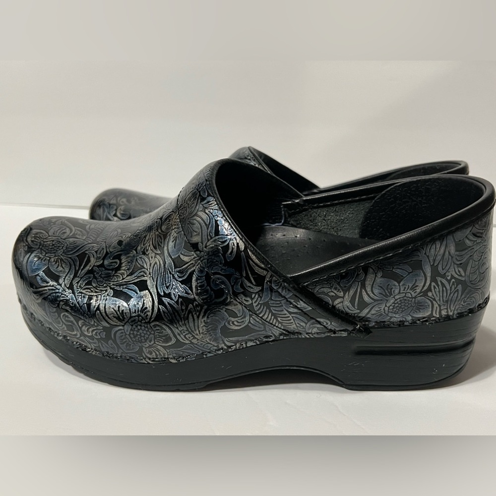 EUC Dansko blue & silver floral